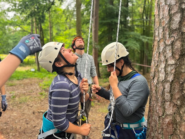 CVJM Magazin Jahresthema Artikel, Mitarbeitende beim Baumhauscamp & auf der Sommerfreizeit